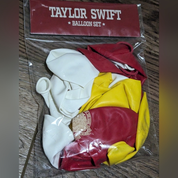 "Feeling 2022" Balloons by Taylor Swift - Picture 3 of 5